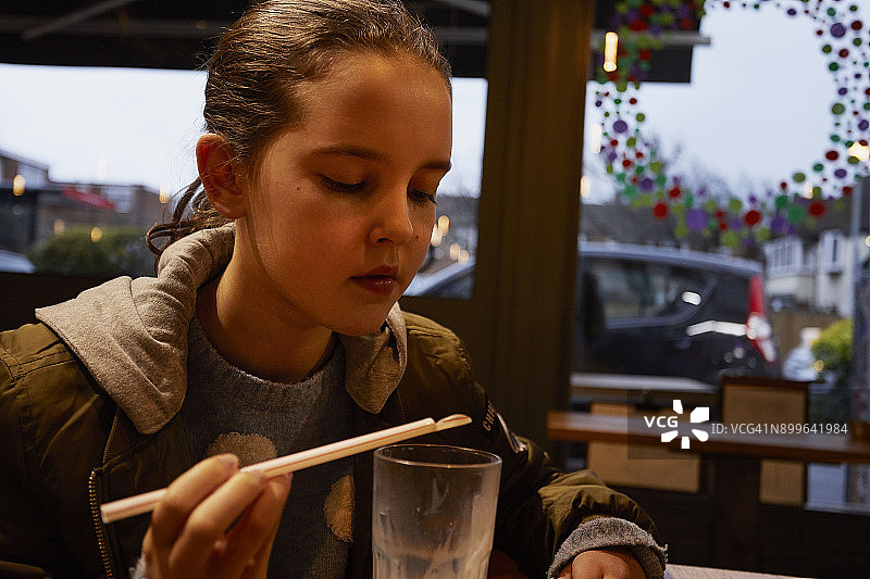 女孩在咖啡馆图片素材