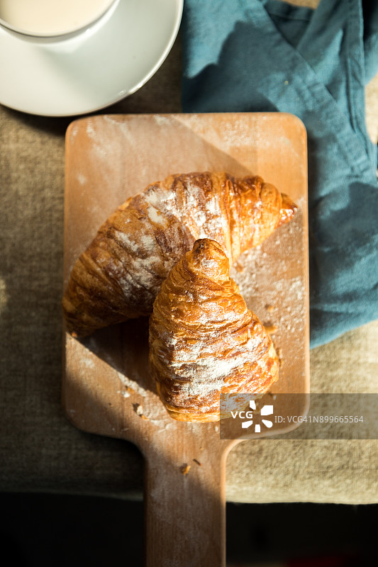 早餐：牛奶和面包图片素材