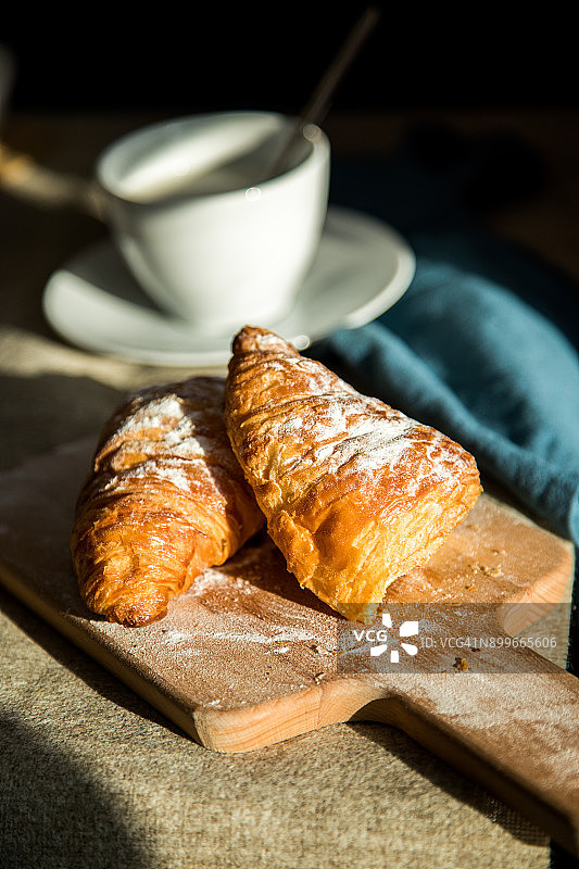 早餐：牛奶和面包图片素材