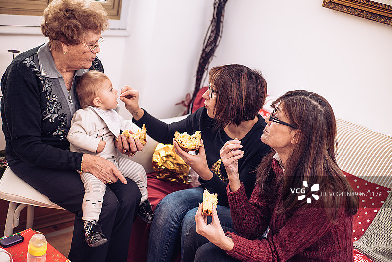 四代女人一起庆祝圣诞节图片素材