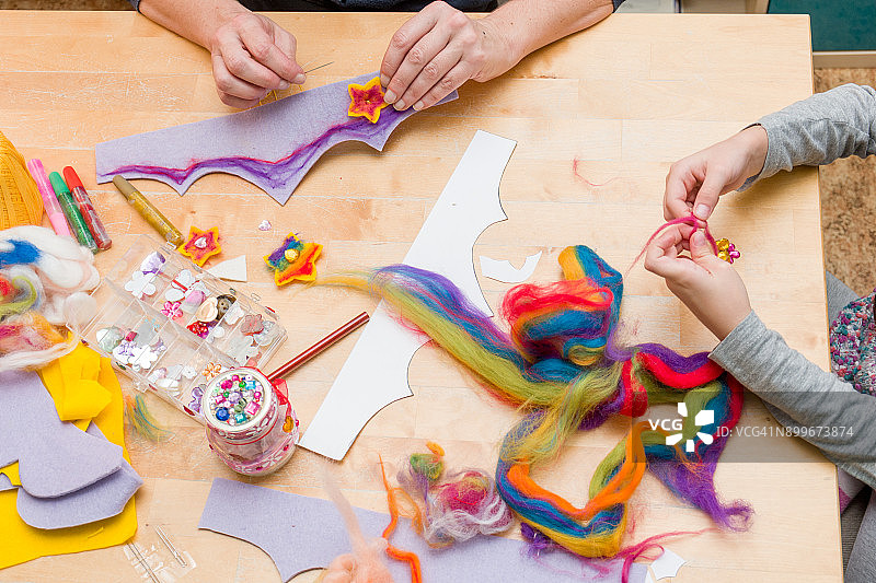 用毡布手工制作漂亮的公主皇冠图片素材