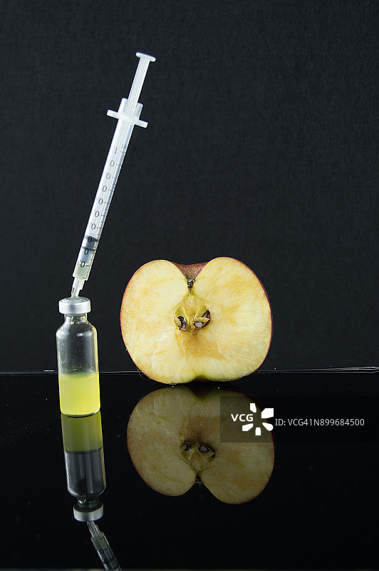 越来越多的人使用手机查找苹果基因实验图片素材