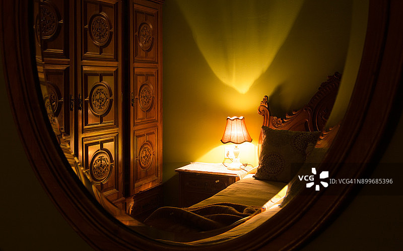 卧室内部镜子中的倒影图片素材