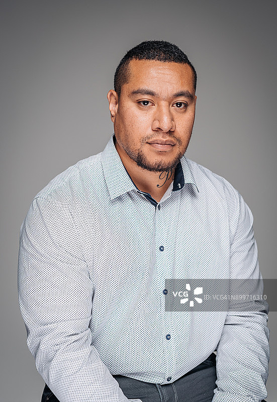 工作室里健壮的毛利男子肖像图片素材