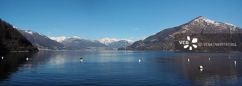 马焦雷湖全景：鸬鹚栖息在浮标上图片素材