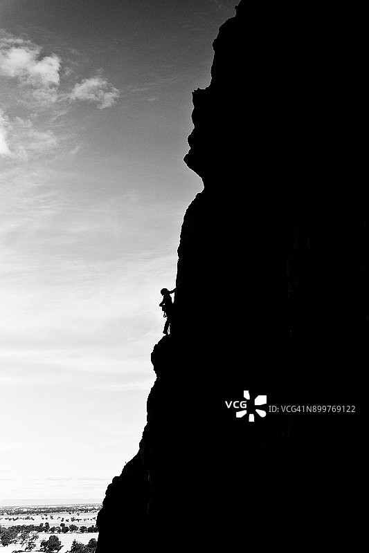 在阿拉皮莱斯攀岩的女性剪影图片素材