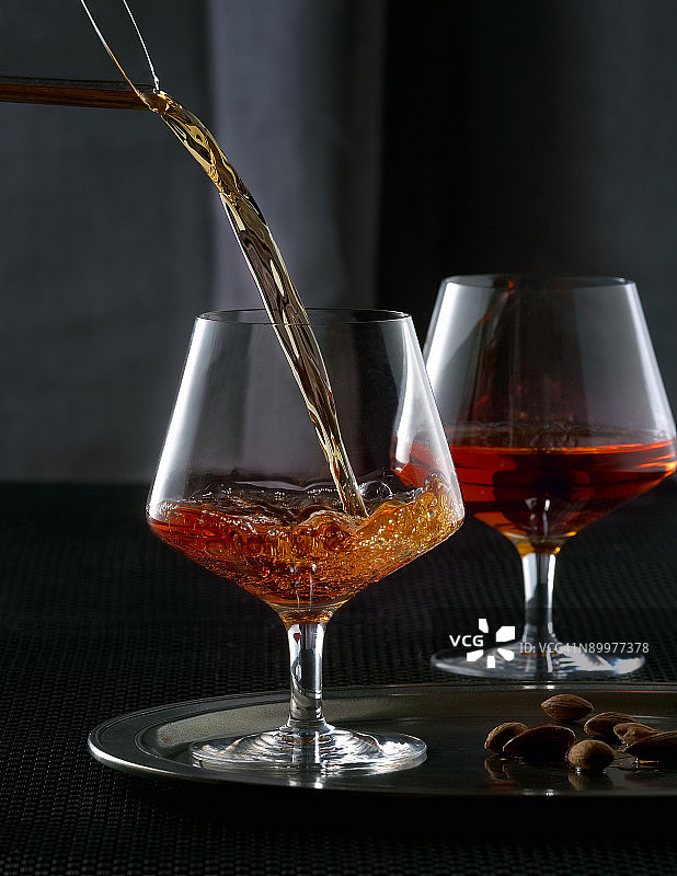 忧郁场景中的白兰地和坚果图片素材