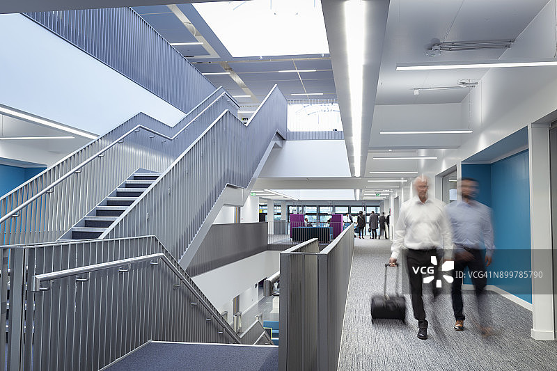 商人们走过铁路工程设施图片素材