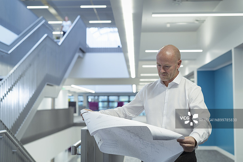 工程师在铁路工程设施中研究技术图纸图片素材