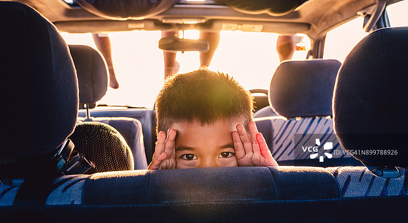 儿童与家人在户外图片素材