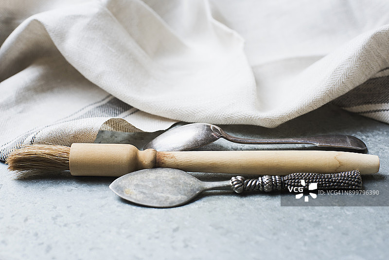 厨房台面上的糕点刷和勺子特写图片素材