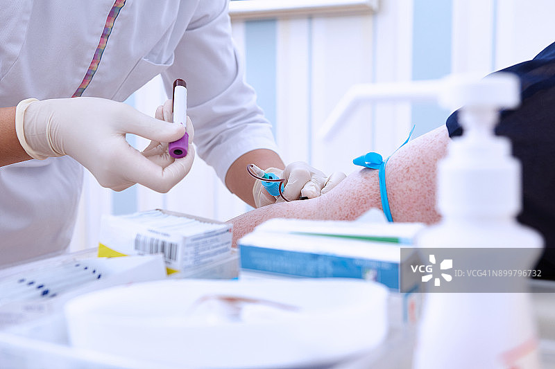 医务人员进行血液测试图片素材