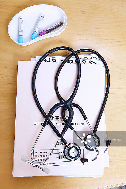 听诊器和血样肾形盘医疗记录图片素材