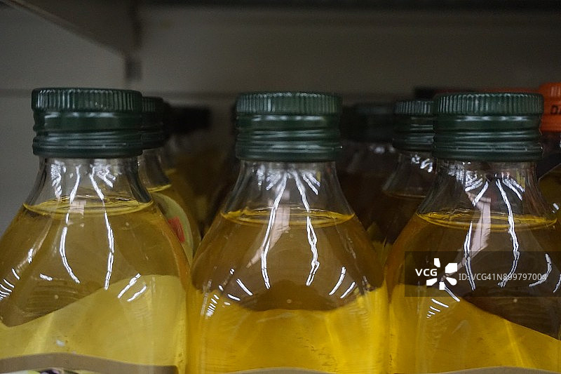 一排食用油瓶图片素材