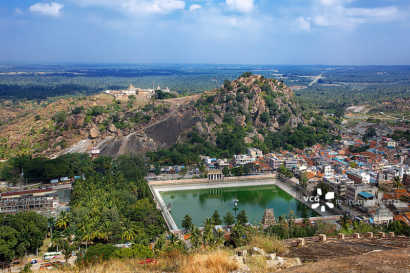 印度卡纳塔克邦哈桑市舍拉瓦纳贝拉戈拉市鸟瞰图，山上有钱德拉吉里寺庙群图片素材