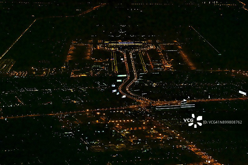 泰国素万那普国际机场夜间航拍概览图片素材