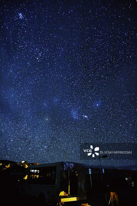 毛纳基山上夜晚的星系和星星图片素材