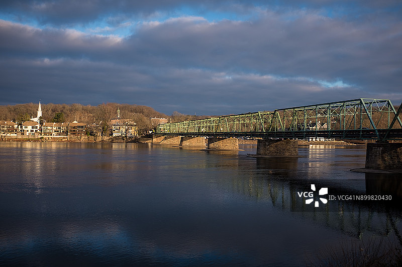 横跨特拉华河的桥梁，连接宾夕法尼亚州新希望镇和新泽西州兰伯特维尔图片素材