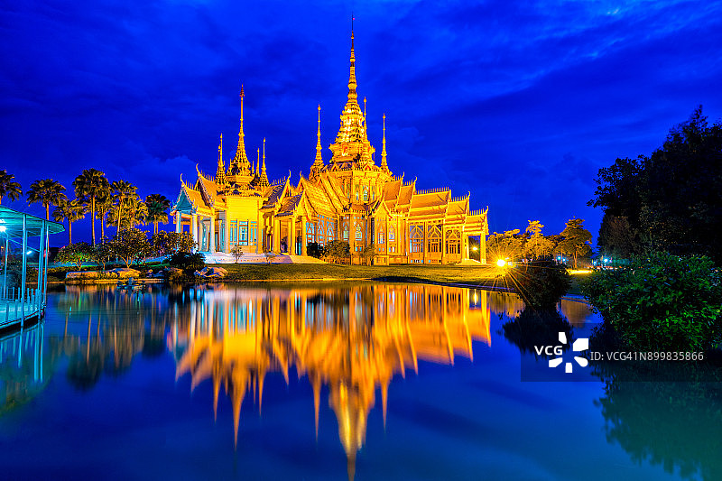 泰国呵叻府瓦农坤寺日落美景图片素材