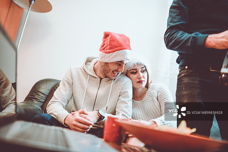 在圣诞派对上感到无聊的年轻情侣图片素材