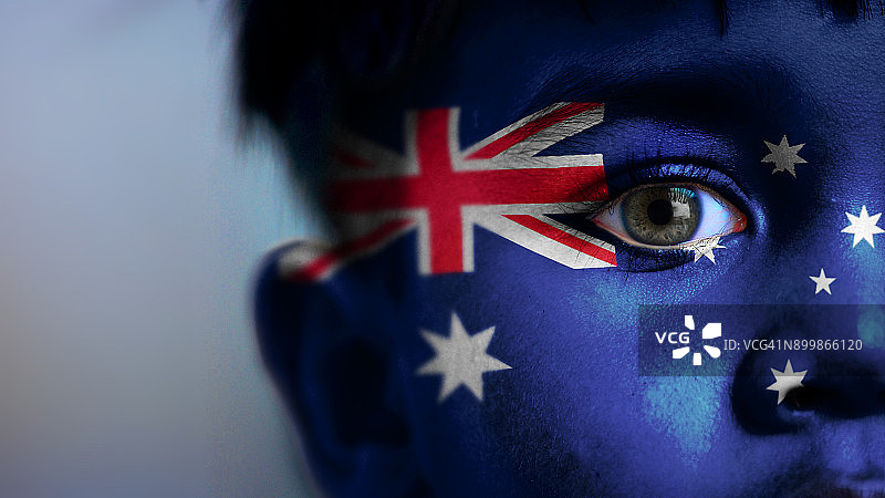 男孩的脸，看着镜头，局部视图，脸上数字 Australia 国旗图片素材