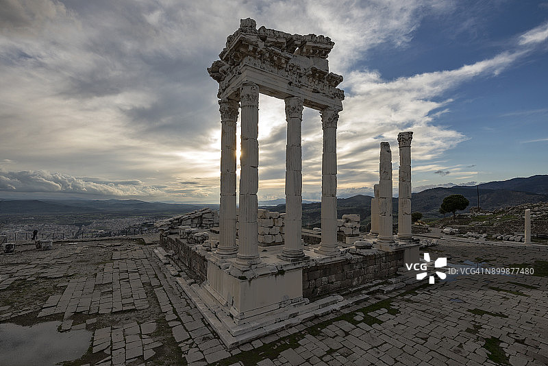 土耳其伊兹密尔贝加马卫城的图拉真神庙罗马遗址图片素材