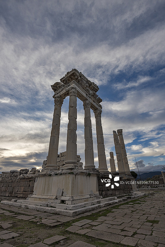 土耳其伊兹密尔贝加马卫城的图拉真神庙罗马遗址图片素材