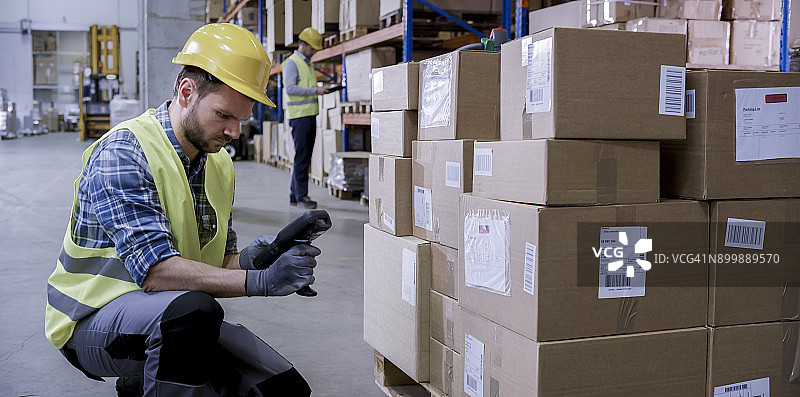 男人扫描盒子图片素材