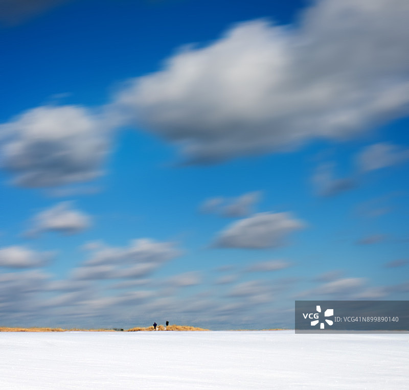 在琼斯海滩雪中搜寻的人们图片素材