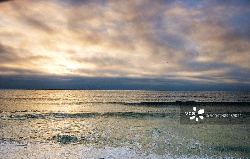 琼斯海滩日出时的柔和波浪和云彩，长岛图片素材