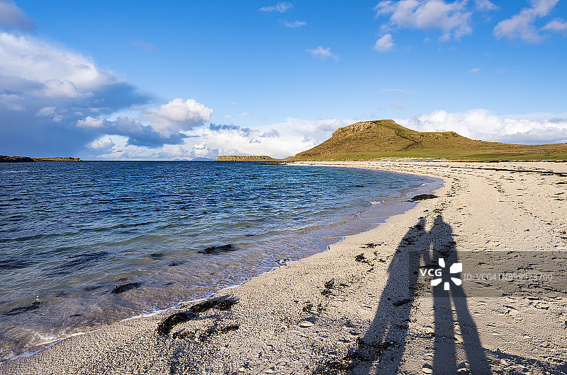 斯凯岛珊瑚海滩情侣剪影，英国图片素材