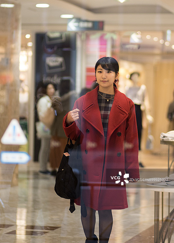 在东京银座购物的红衣年轻女人图片素材