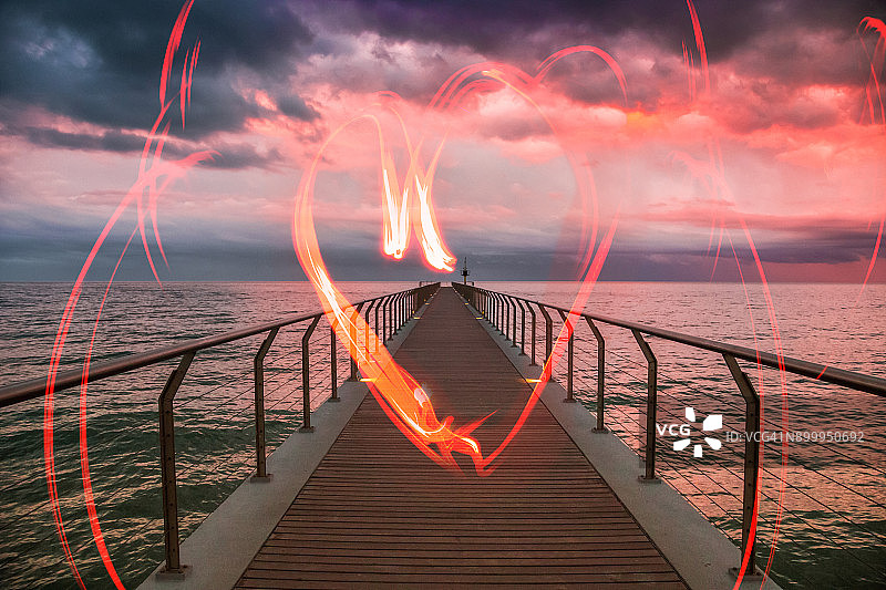 地中海日落码头光绘心形创意摄影图片素材