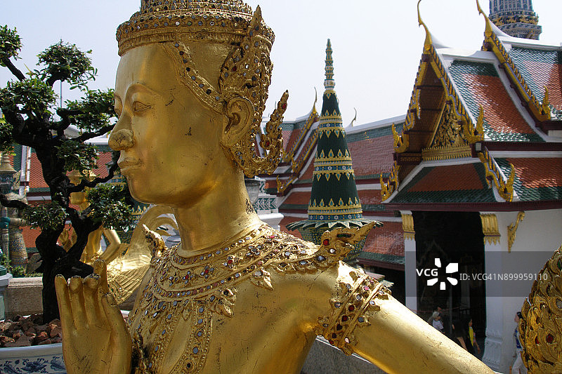 曼谷玉佛寺的金纳罗雕像图片素材