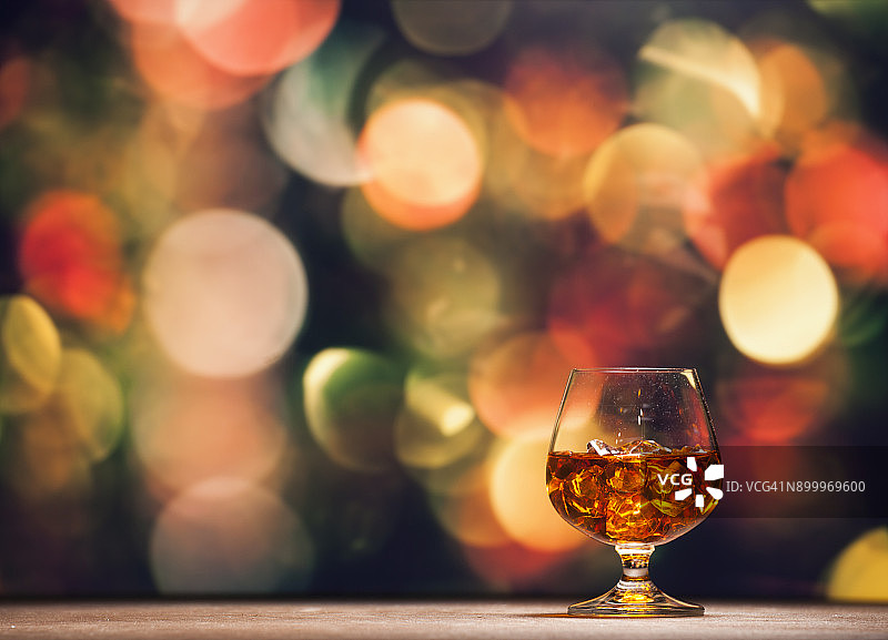 城市背景中的威士忌图片素材
