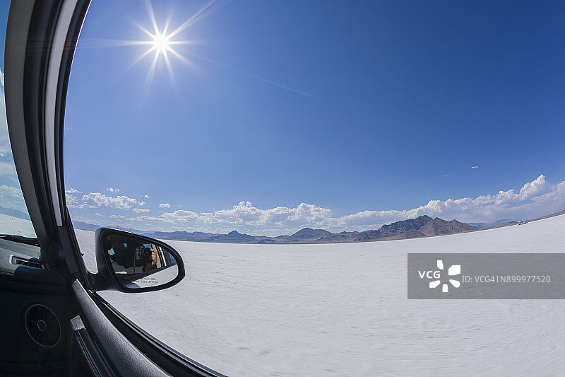 犹他州博纳维尔盐滩汽车飞驰，摄影师自拍图片素材