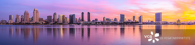 圣地亚哥的黎明天际线全景图片素材