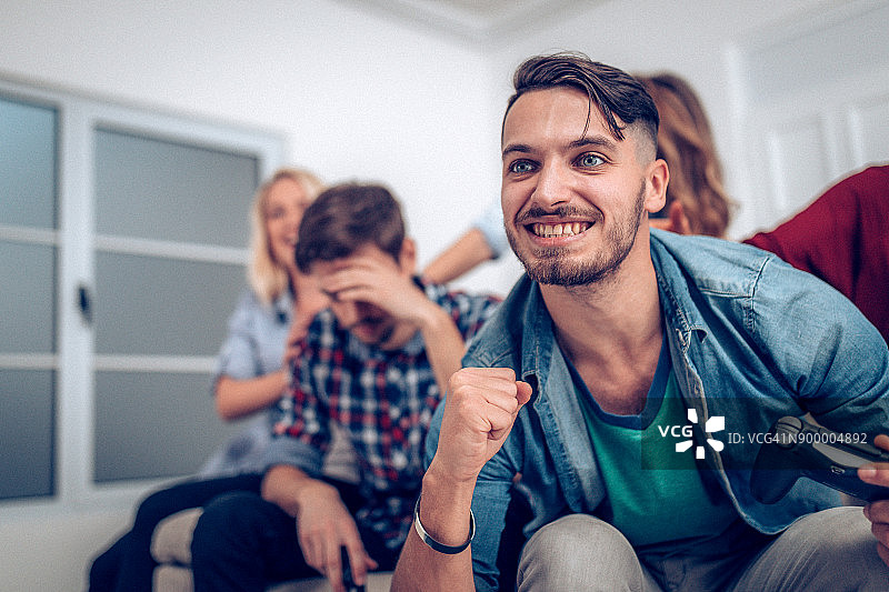 同事们在咖啡休息时间玩乐图片素材