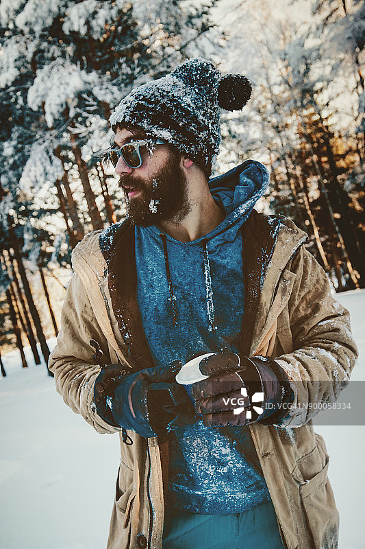 冬季旅途中的冷冻男人图片素材