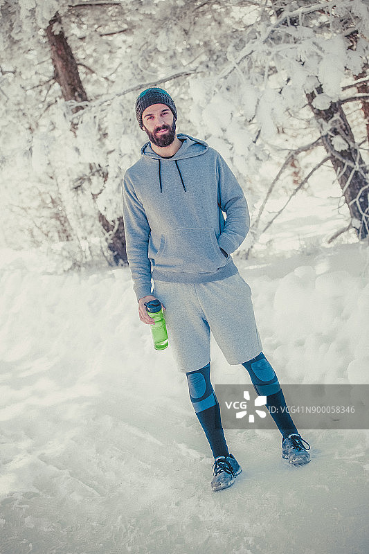 拿着水壶的运动员图片素材