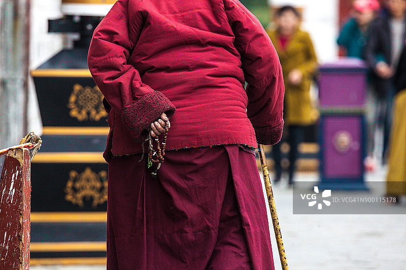 在街上行走的藏族朝圣者图片素材