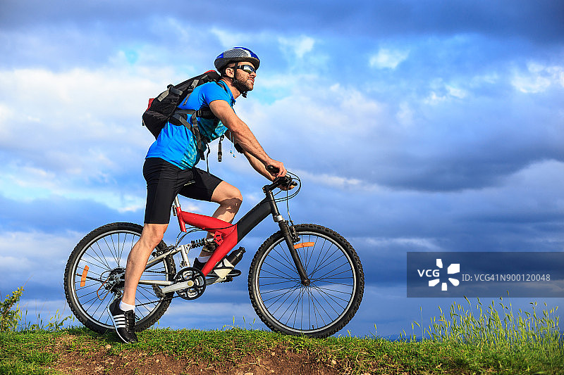 山地自行车骑行者图片素材