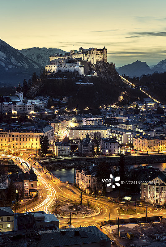 萨尔茨堡历史名镇蓝色时刻全景图片素材