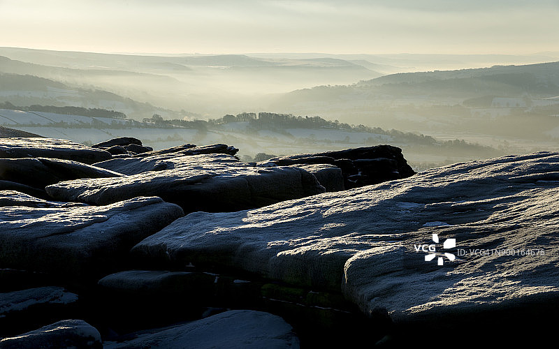 德比郡峰区班福德边缘冬季的砂岩岩石图片素材