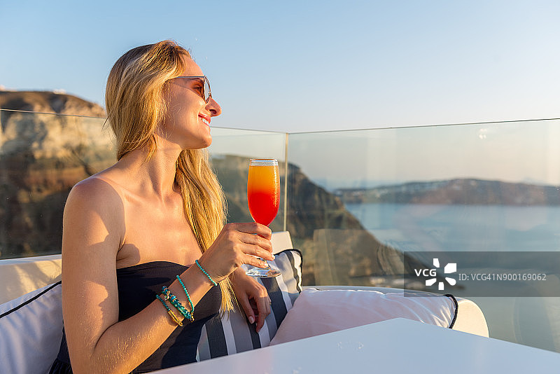 品尝鸡尾酒欣赏日落海景图片素材