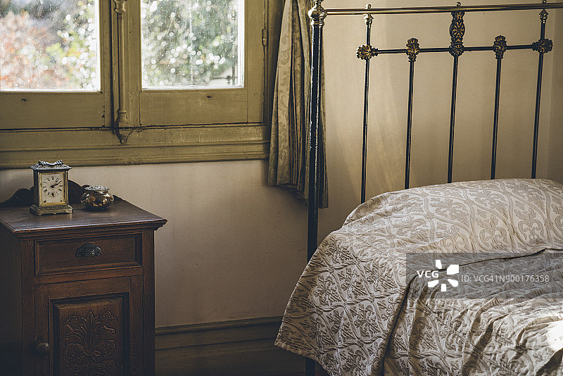 午后阳光下的复古卧室图片素材