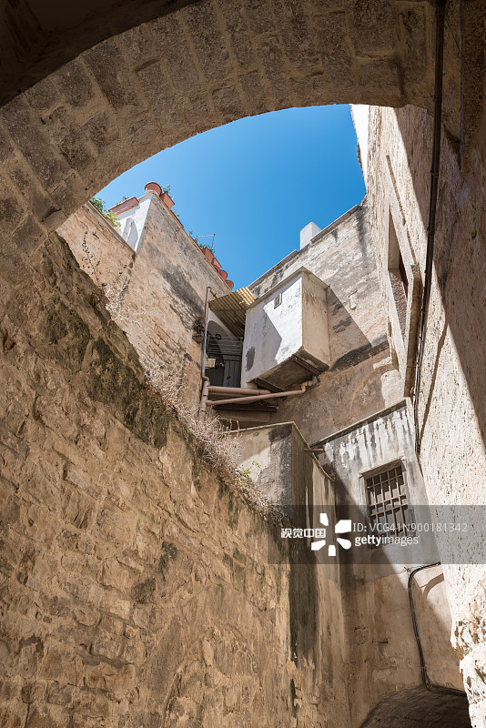 比谢列老历史中心带大门的狭窄街道图片素材