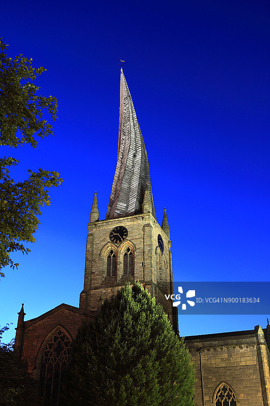 黄昏，切斯特菲尔德镇圣玛丽和诸圣教堂的弯曲尖顶图片素材