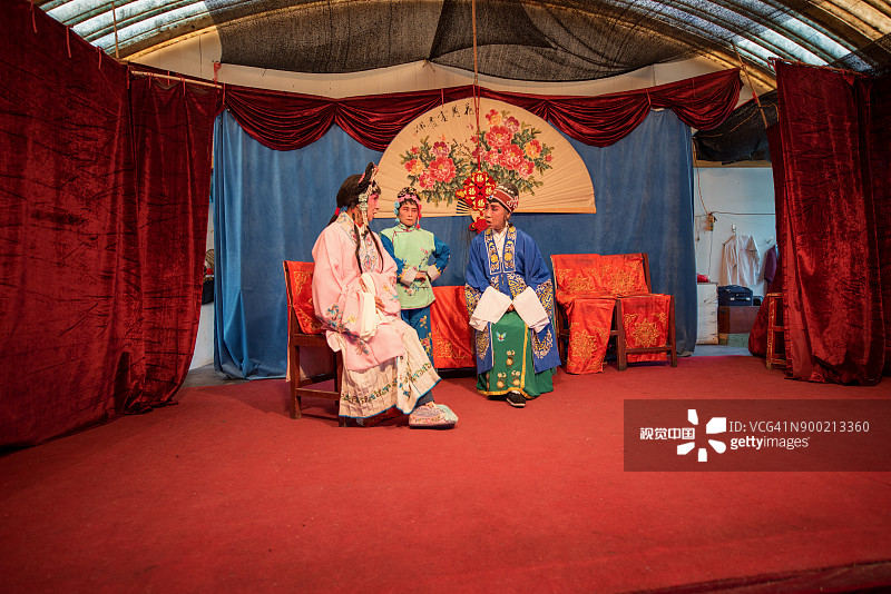 昆明滇话灯戏团的老演员在表演图片素材