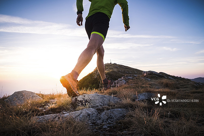 在山路上奔跑的意大利男子图片素材